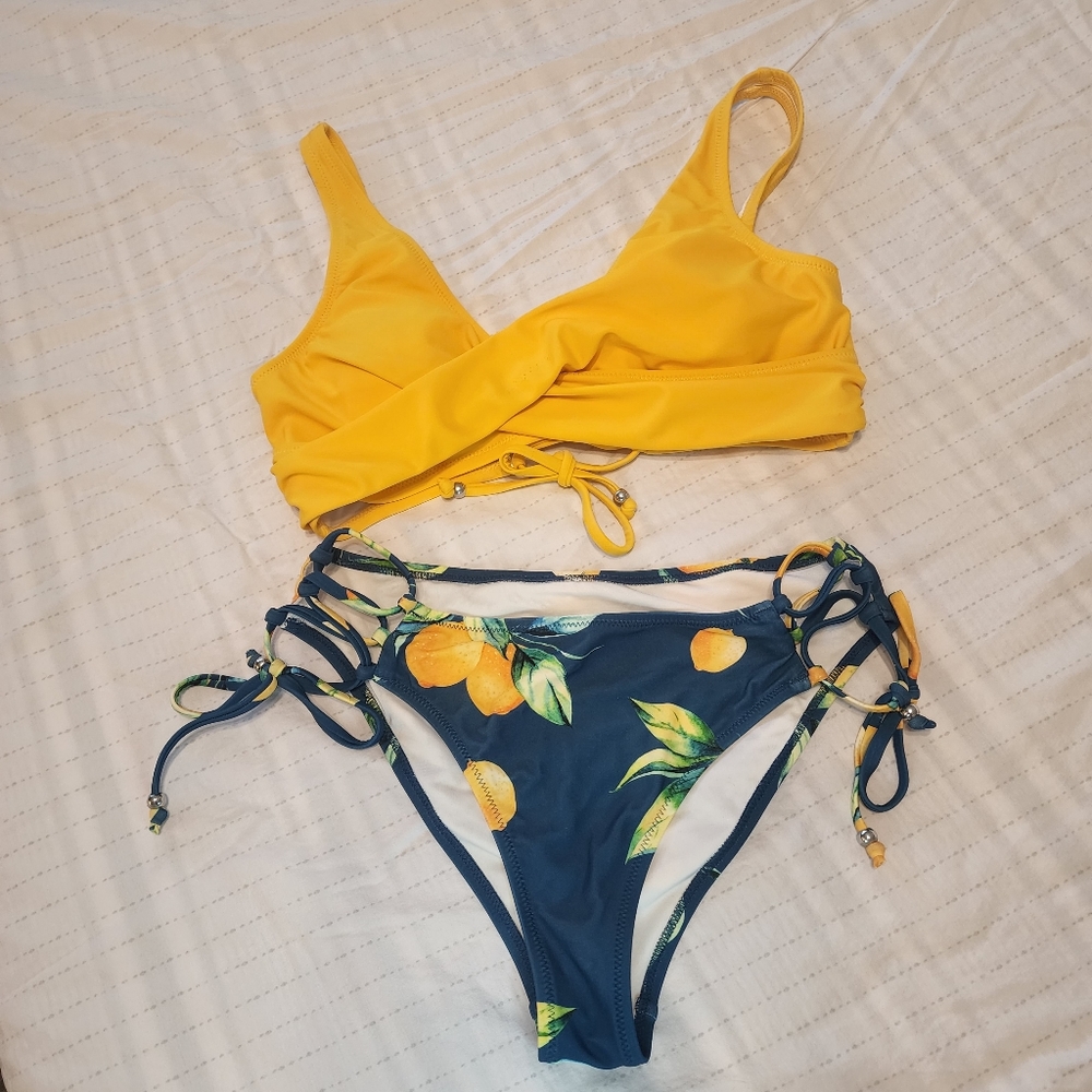 Cupshe Yellow Lemon Bikini size Medium